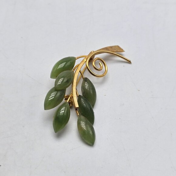 Vintage Green Jade Gold Tone Leaf Flower Brooch Pin - Picture 2 of 4